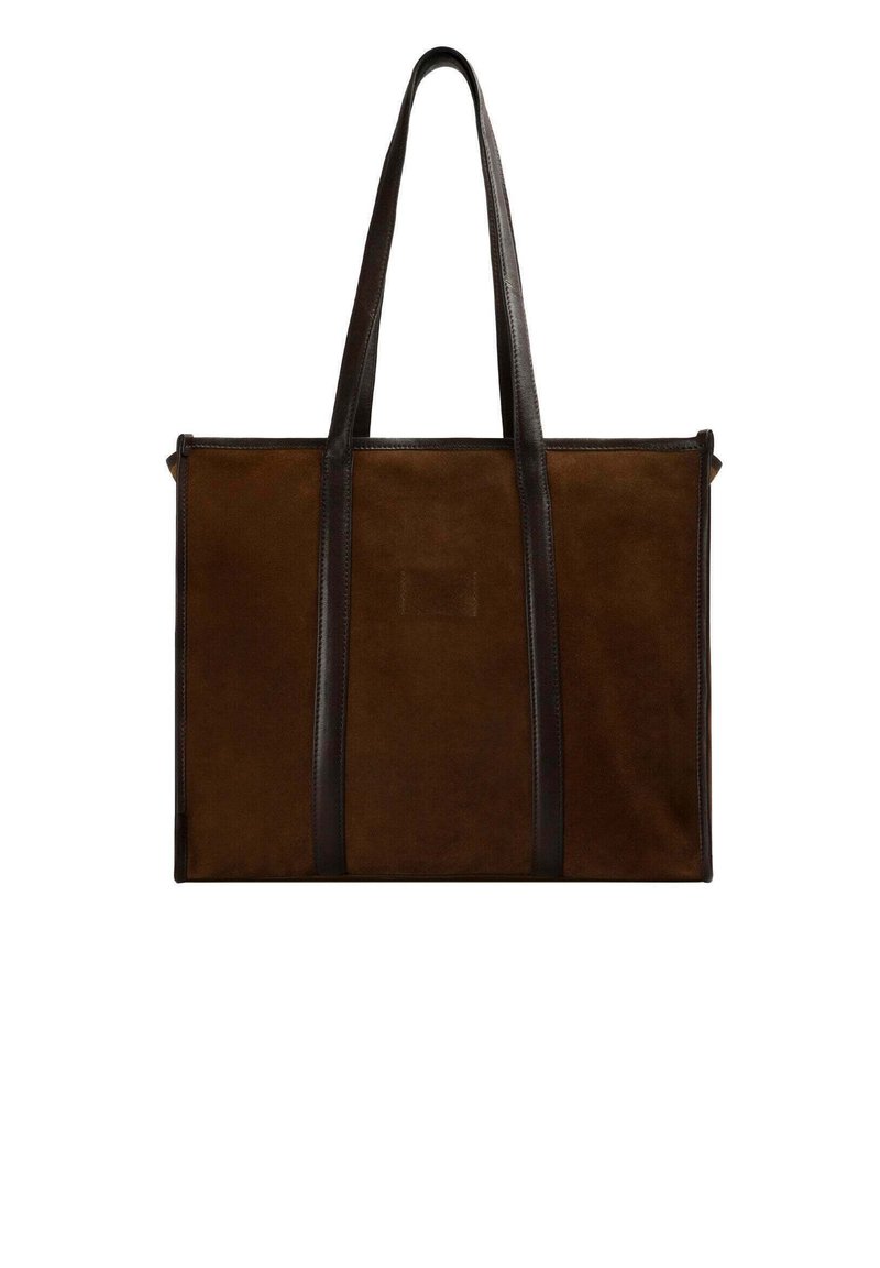 Bolso tote de ante marrón con dos asas de cuero oscuro, forma rectangular y diseño minimalista. Presenta una textura suave sin herrajes visibles.