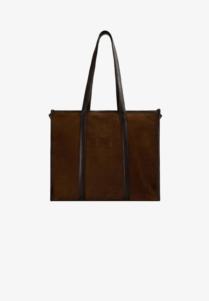 Bolso tote de ante marrón con dos asas de cuero oscuro, forma rectangular y diseño minimalista. Presenta una textura suave sin herrajes visibles.