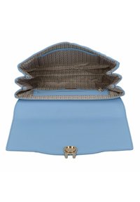 Clutch in cuoio blu chiaro con interno testurizzato, dotato di tre scomparti, una tasca con zip e un accentuazione in metallo dorato rotondo.