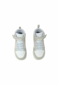 Zapatillas altas con puntera de cuero blanco, cuerpo sintético gris, detalles en rosa y cordones gris claro. Cuenta con una correa de velcro y un tirador.