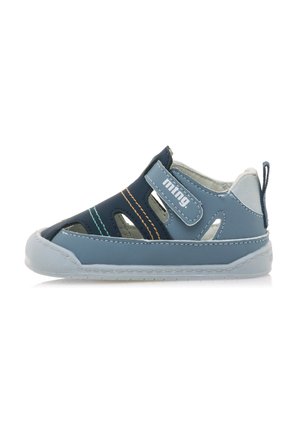 Blaue Lederschuhe für Kinder mit Mesh-Ausschnitten, Klettverschluss und grauer Gummisohle. Mit mehrfarbigem Nähakzent.