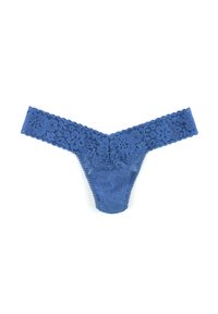 Blauwe kanten string met ingewikkelde bloemmotieven, voorzien van een brede kanten tailleband en een zachte, transparante achterkant. Platte naden voor extra comfort.