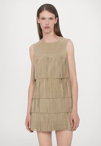 Rochie bej fără mâneci, cu un design din franjuri în straturi. Material superior neted care se transformă în franjuri stratificați. Gât rotund simplu, fără detalii suplimentare.