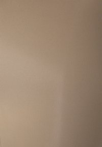 Beżowy, teksturowany materiał z wąskimi pionowymi paskami, o gładkiej powierzchni i jednolitym wzorze, odpowiedni na ubrania lub tapicerkę.