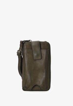 Mørkegrøn læderpung med lynlås, topklap og justerbar rem. Har en glat tekstur og minimalistisk design.