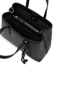 Μαύρη δερμάτινη τσάντα χεριού με ανοιχτό πάνω μέρος, εσωτερική τσέπη με φερμουάρ, κλείσιμο με κουμπί, διπλές λαβές και διακοσμητικό πλεξούδα φούντας σε μαύρο-άσπρο.