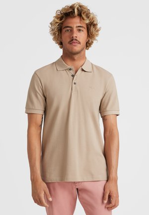 Beige polo tričko vyrobené z bavlněné směsi, s límečkem, krátkými rukávy, třemi knoflíkovými patkami a jemnou výšivkou loga na hrudi.