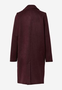 Cappotto lungo in lana di un borgogna scuro con una cucitura centrale posteriore e un colletto semplice, mostrato di spalle su uno sfondo bianco.