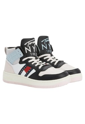 Høje sneakers med sorte, hvide, lyseblå og røde accenter, hvide snørebånd og "Tommy NY 1985" tekst på tungen.