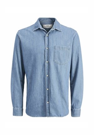 Camisa de mezclilla de color azul claro con cuello button-down, mangas largas, un bolsillo en el pecho y logo bordado en el bolsillo.