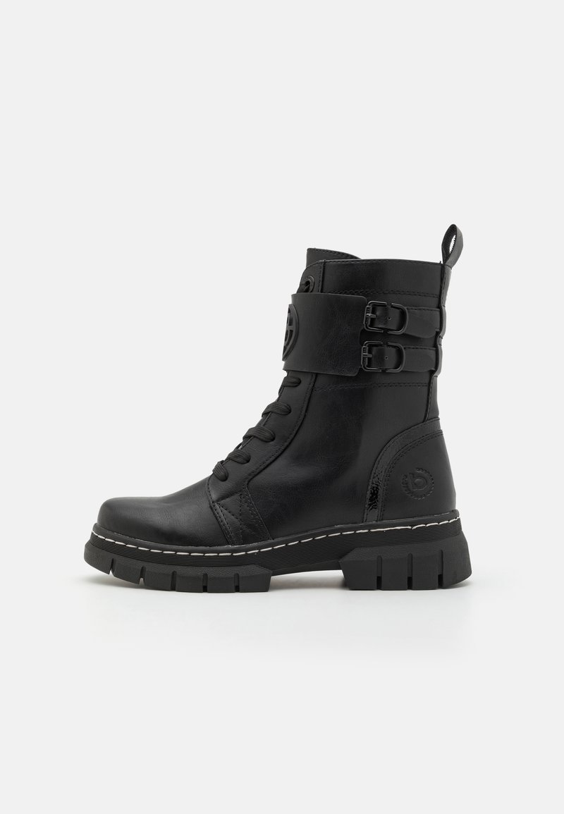 Botte de combat en cuir noir mi-mollet avec semelle épaisse, lacets à l'avant, deux boucles latérales et une languette à l'arrière.