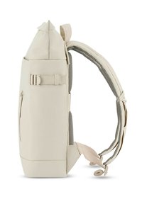 Mochila beige con una parte superior en forma de cono, bolsillo lateral con cremallera y correas acolchadas grises. Textura suave y diseño minimalista.