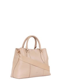 Borsa a mano in pelle beige con doppi manici e una tracolla in tessuto rimovibile. Presenta una forma strutturata e un logo in rilievo discreto sulla parte anteriore.