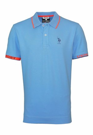 Polo bleu clair avec un design uni, col orange contrasté et accents de manches, et un petit logo brodé sur la poitrine.