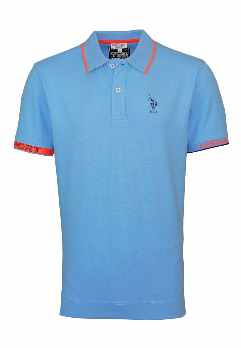 Polo bleu clair avec un design uni, col orange contrasté et accents de manches, et un petit logo brodé sur la poitrine.
