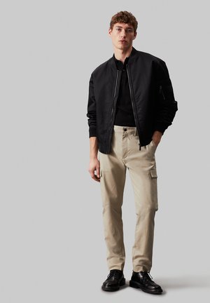 Calvin Klein MODERN - Pantalon cargo - london fog