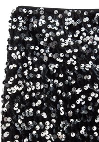 Sort stof tæt dækket med små, runde, skinnende sølvpalietter jævnt fordelt over overfladen.