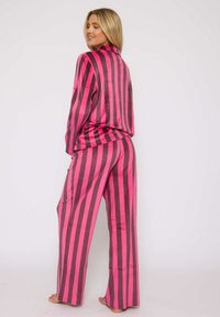 Roze en grijs gestreept satijnen pyjamajasje met lange mouwen en wijde broekspijpen, met een comfortabele pasvorm en een zachte textuur.