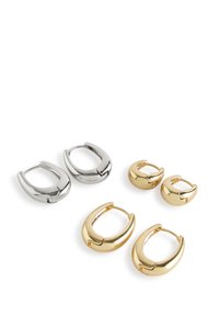 Conjunto de pendientes de aro que incluye dos pares de plata y tres pares de oro. Los aros de plata son elegantes, mientras que los aros de oro tienen una forma pulida y redondeada.