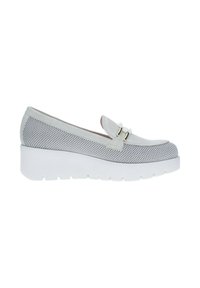 Zapato slip-on gris claro con parte superior de malla, suaves acentos de ante y una gruesa suela de plataforma blanca. Presenta detalles en hardware dorado.