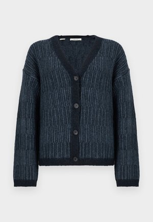 Tamsiai mėlynas megztas kardiganas su tekstūruota vertikalių ir horizontalinių dryžių raštu, V formos kaklu, ilgomis rankovėmis ir keturiais priekiniais mygtukais.