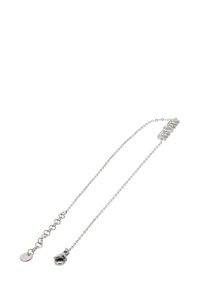 Stříbrný řetízek na krk s kulatými články, který má dekorativní prvek z propojených oválných tvarů a bezpečnou karabinovou sponu.