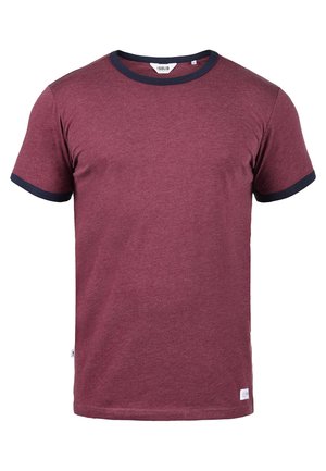 T-shirt bordeaux à manches courtes avec un col et des ourlets de manches en bleu marine côtelés. Tissu doux, design simple, sans motifs ou accents distincts.