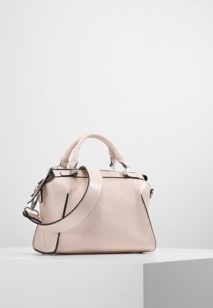 Borsa a mano in pelle rosa con un design strutturato, manici corti e una tracolla rimovibile. Presenta rifiniture nere e una texture liscia.