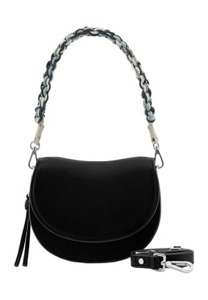 Sac demi-lune en cuir noir avec poignée tressée noire, blanche et grise et bandoulière longue amovible avec fermoirs argentés.