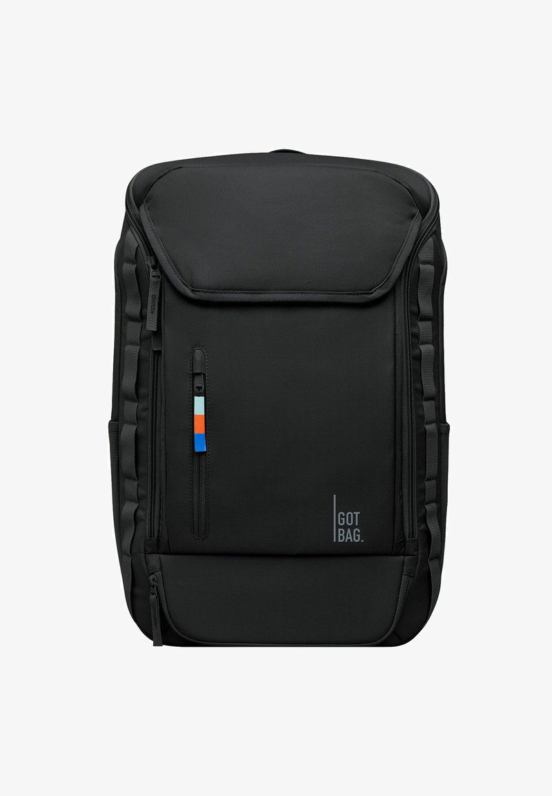 Sac à dos noir en tissu durable, avec un grand rabat, une poche zippée à l'avant avec des accents bleu, orange et blanc, et un détail logo.