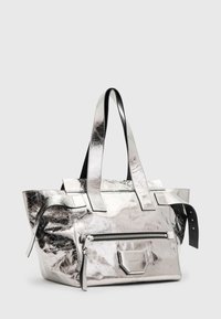 Metallic sølv tote taske med struktureret design, der har dobbelte top-håndtag, en lynlåslomme og læderdetaljer. Tekstureret overflade.