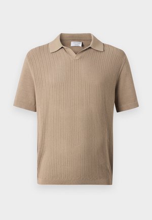 Tricou polo bej cu mânecă scurtă, textură tricotată cu dungi verticale și guler moale pe un fundal simplu și deschis la culoare.