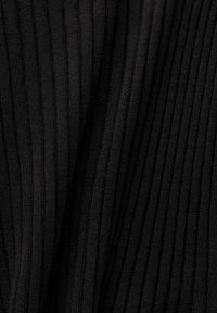 Tessuto a coste nero, con strisce verticali. La texture è morbida ed elastica, con uno spessore uniforme in tutto il tessuto.