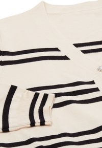Cardigan crem cu dungi orizontale negre, cu decolteu în V și închidere cu un singur nasture. Textură moale tricotată, cu mâneci lungi.