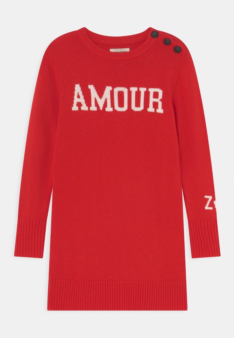 Czerwona dzianinowa sukienka z napisem "AMOUR" na białym tle, okrągły dekolt i detal z guzikami na ramionach. Rybaczki przy mankietach i u dołu sukienki nadają fakturę.