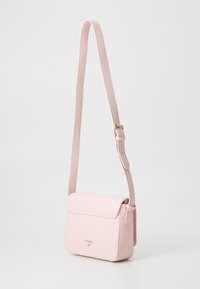 Borsa a tracolla rosa chiaro realizzata in ecopelle testurizzata, con chiusura a patta, tracolla regolabile e dettaglio del logo impresso sulla parte anteriore.