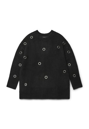 Maglione nero lavorato a maglia a maniche lunghe con scollo rotondo, decorato con occhielli argentati distribuiti uniformemente sulla parte anteriore e sulle maniche.