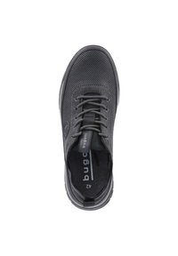 Schwarzer Mesh-Sportschuh mit runder Spitze, Schnürsenkeln, gepolstertem Kragen und strukturiertem Obermaterial. Verfügt über ein Logo an der Seite und eine flache Gummisohle.