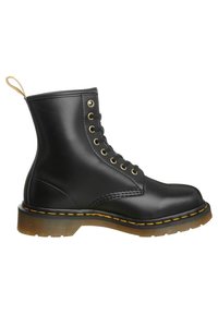 Bottine noire en cuir à lacets avec huit œillets, coutures jaunes le long de la semelle et semelle extérieure en caoutchouc translucide marron.
