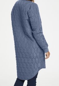 Gep quiltete lange Jacke in sanftem Blau, mit abgerundetem Saum, gerippten Bündchen und rautenförmigem Muster. Leichtes Material für Wärme.