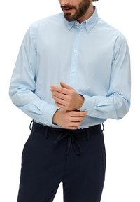 Lichtblauw overhemd met een subtiele gestreepte patroon, voorzien van een klassieke kraag en lange mouwen, gedragen met donkerblauwe broek.