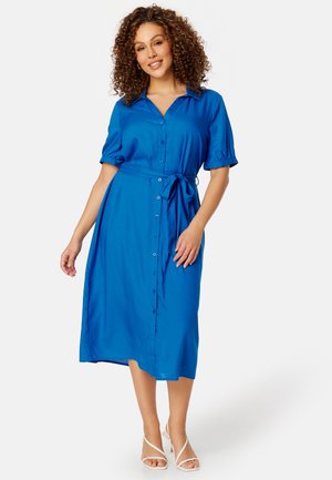 Blauwe shirtjurk van lichtgewicht stof, met korte, opgeblazen mouwen, knoopsluiting aan de voorkant en een tailleband voor aanpassing.