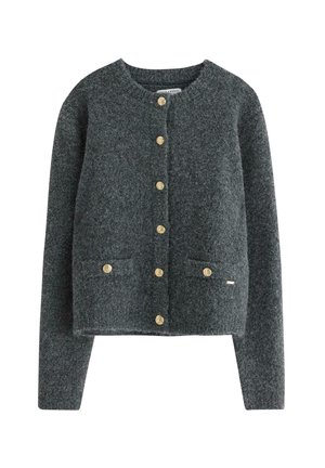 Grå ullcardigan med rund halsringning, guldfärgade knappar och två främre fickor. Har en mjuk, texturerad yta och långa ärmar.