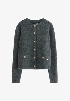 Grå ullcardigan med rund halsringning, guldfärgade knappar och två främre fickor. Har en mjuk, texturerad yta och långa ärmar.