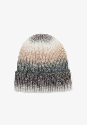 Gorro de punto con un esquema de color degradado de beige claro a gris oscuro, con textura acanalada y un pequeño logo redondo como detalle.