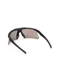 Occhiali sportivi avvolgenti neri con lenti scure e naselli in gomma, mostrati su sfondo bianco.