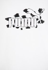 Camiseta de algodón blanca con un gran logotipo negro de "PUMA" y la silueta de un puma saltando, con acentos de pinceladas negras texturizadas.
