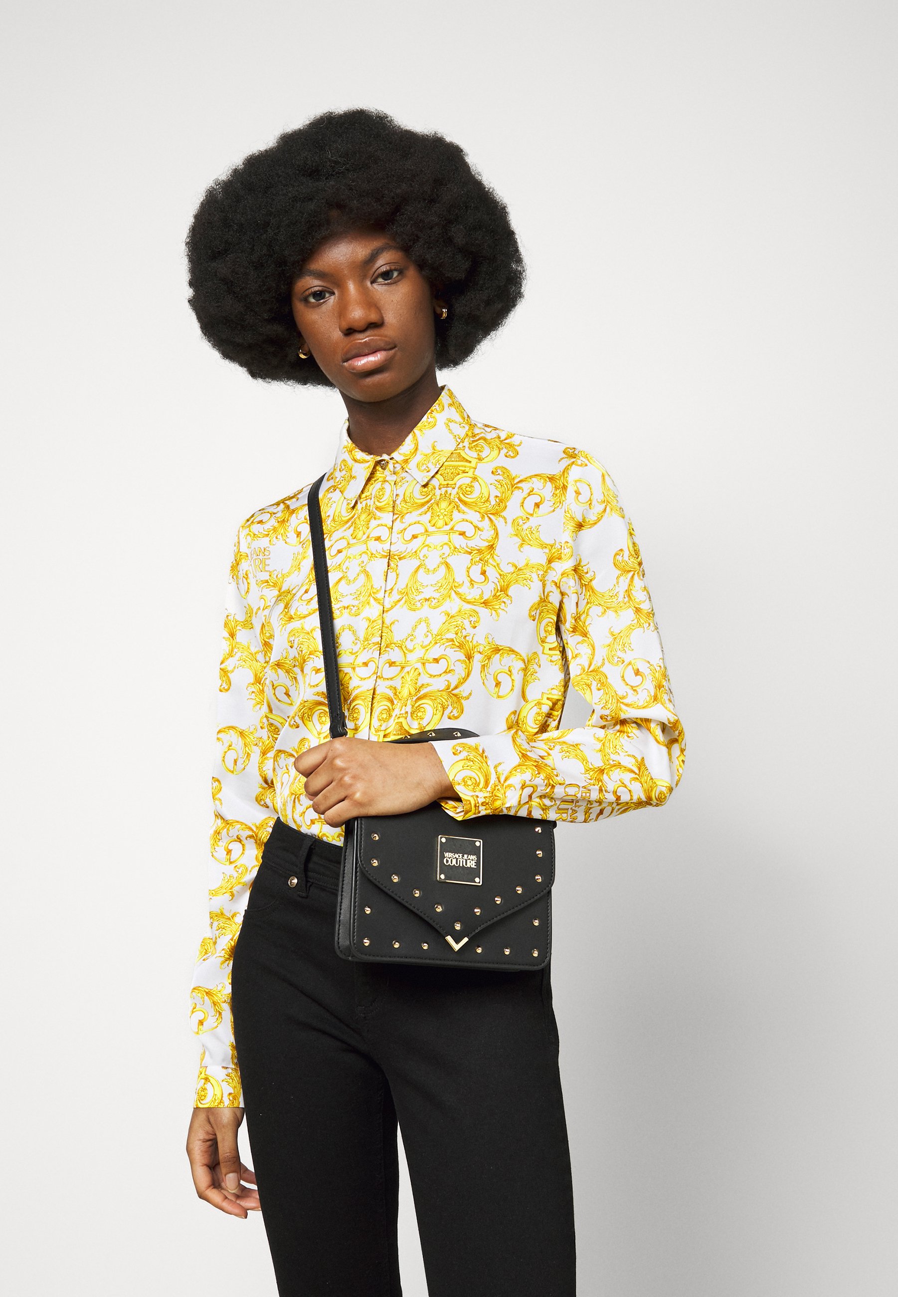 VERSACE JEANS VERSACE JEANS BORSA CROSSBODY DONNA PRINTED PATENT REVOLUTION STUDS 71VA4BE3 VERSACE JEANS VERSACE JEANS BORSA CROSSBODY DONNA PRINTED PATENT REVOLUTION STUDS 71VA4BE3