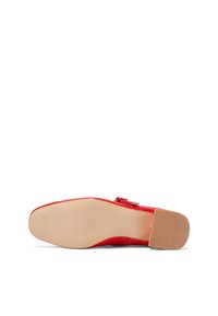 Scarpa in vernice rossa con punta affusolata e tacco basso a blocco. La suola è beige con un motivo di grip testurizzato. Decorazione con fibbia sul lato.