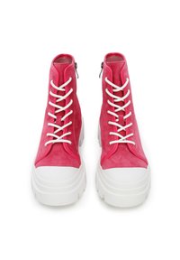 Zapatillas altas de ante rosa con cordones blancos y suela de goma blanca. Presentan un cierre de cremallera en el lado interior.
